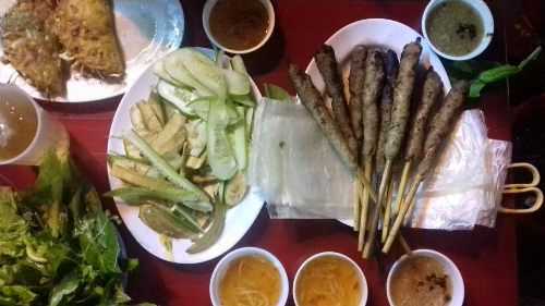 Giá một chiếc nem lụi là 6.000 đồng, bánh xèo 10.000 đồng. Vào giờ cao điểm, các quán hàng bán bánh xèo nem lụi đều rất đông khách. Bạn có thể tự phục vụ trà đá hay nước râu ngô để uống cùng. Ảnh: Cải Chíp.