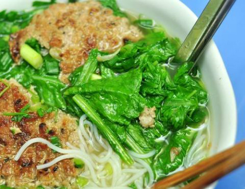 Giá cho mỗi suất bún chả chan ở đây là 30.000 đồng. Ngoài ra quán còn phục vụ món chả chấm mắm thông thường .Địa chỉ: Số 114 Mai Hắc Đế, quận Hai Bà Trưng. Ảnh: Nguyễn Huệ