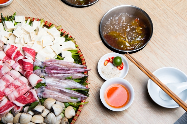 Lẩu cốc tại Đại Cồ Việt đang là địa điểm tụ tập lí tưởng của nhiều bạn trẻ. (Nguồn: Internet)