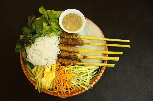 Nem lụi sẽ không thể tròn vị nếu thiếu đi bát nước chấm với đủ vị chua, cay mặn, ngọt. Ảnh: nethue