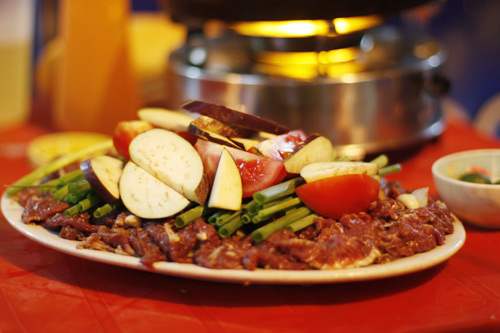 Thịt bò tươi được tẩm ướp với bí quyết riêng khiến món ăn cuốn hút thục khách. Ảnh: asobi