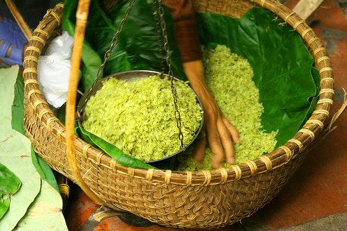 Vào thu, bạn có thể dễ dàng bắt gặp những gánh hàng cốm rong trên nhiều con phố. Hương cốm thơm len lỏi khắp các ngóc ngách Hà Nội. Ảnh: Lê Thảo
