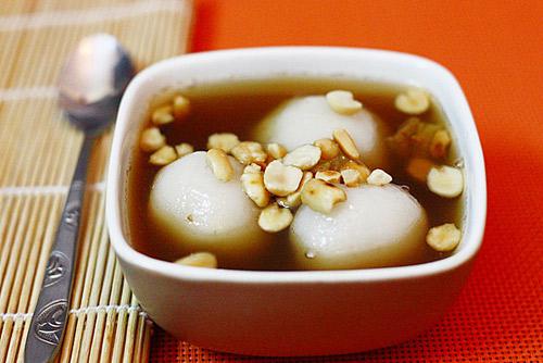 Bánh trôi tàu được rắc thêm chút lạc rang, ăn rất bùi và ngậy. Ảnh: N.Sao