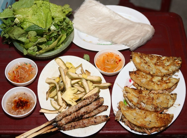 Giá thành: 10.000 đồng/chiếc bánh xèo, 5.000 đồng/chiếc nem lụi. Mỗi bạn chỉ cần chi khoảng 30.000 đồng là đã có một phần ăn no căng bụng. (Ảnh: Internet)
