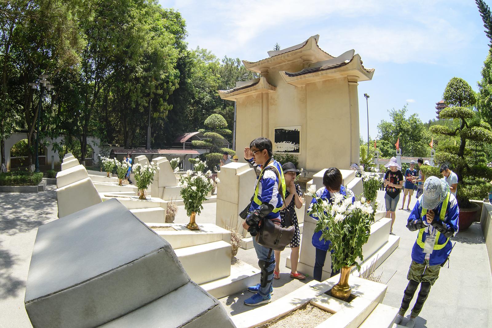 Thắp nhang tưởng niệm tại mộ của 10 cô gái đã hy sinh trong lúc làm nhiệm vụ tại Ngã ba Đồng Lộc. Ảnh: Hachi8