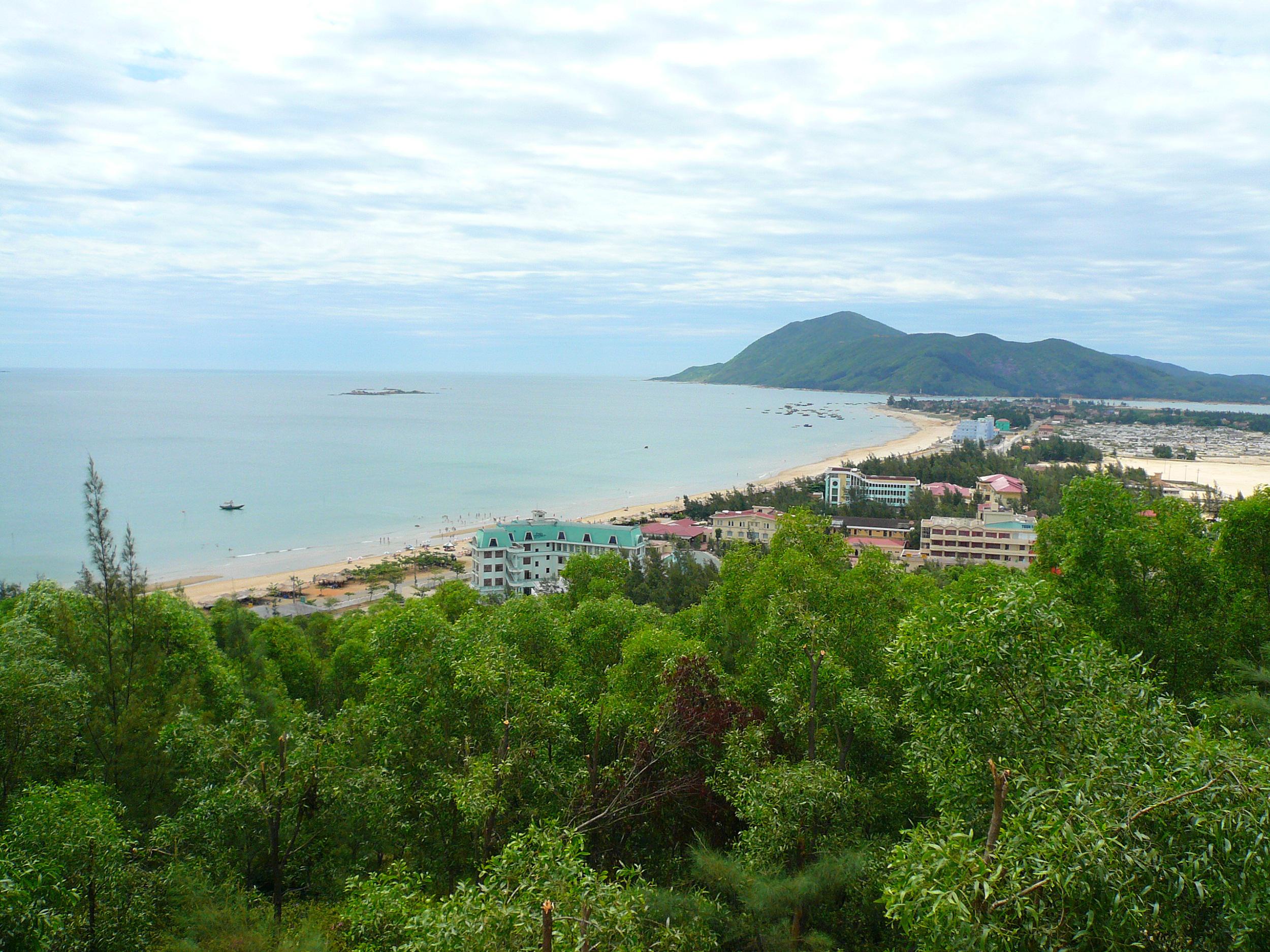Toàn cảnh biển Thiên Cầm. Ảnh: dulichcauvong
