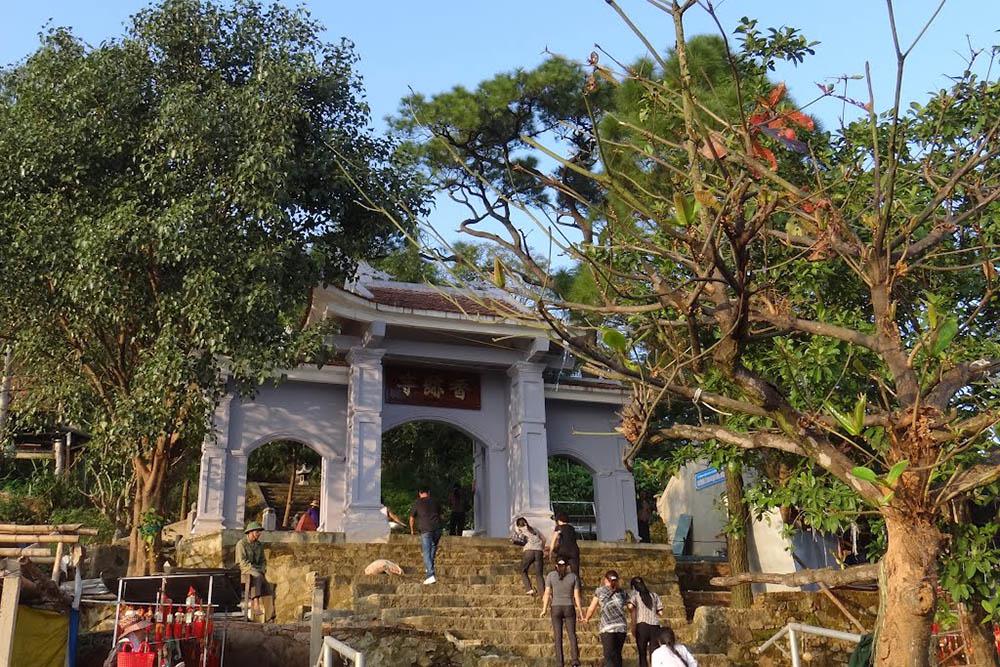 Cổng chùa Hương Tích. Ảnh: vietnamtourism