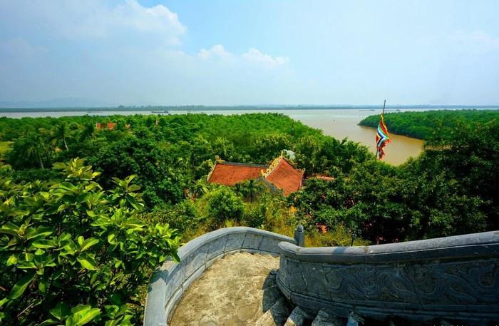 Đền Tràng nhìn ra sông Bạch Đằng -Ảnh: hoangtuananh.