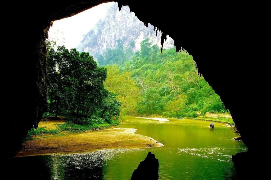 Cảnh quan bên ngoài nhìn từ trong động Puông. Ảnh: Khoi Tran Duc