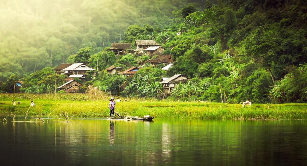 Bản Pác Ngòi ẩn hiện trong sương sớm. Ảnh: Sylvain Marcelle