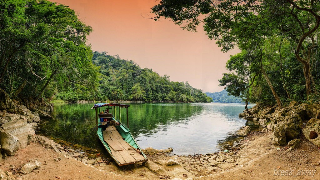 Chiều buông trên hồ Ba Bể. Ảnh: Quang Vu