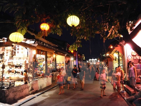 Những ngôi nhà cổ ở Hội An lung linh trong ánh nến và đèn lồng. Ảnh: Minh Đức.