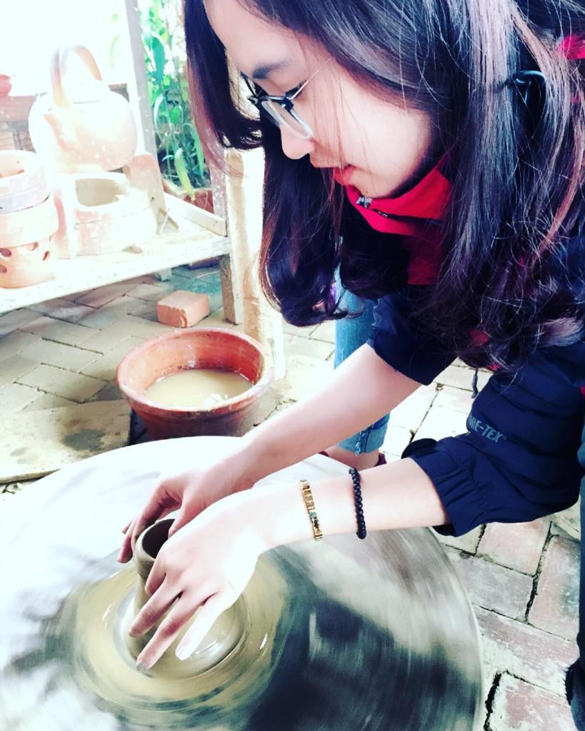  Các bạn trẻ hào hứng với trải nghiệm thử làm gốm. Ảnh: lthg.2802/instagram