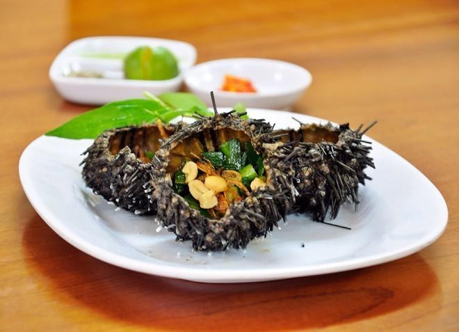 Bạn không nên bỏ qua nhum và các món từ nhum. Ảnh: An Huỳnh.