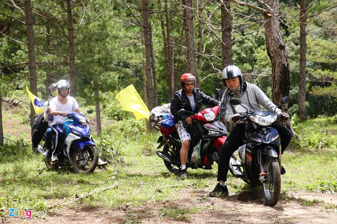 Thác Cách trung tâm thành phố Đà Lạt khoảng 25 km. Muốn tới đây, du khách theo đường đến Suối Vàng rồi vào xã Lát, tiếp tục băng qua những con đường lổn ngổn đá hộc, những con dốc cao ngất, hay sâu thăm thẳm đầy nguy hiểm,