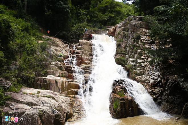 Điều đặc biệt là dù bị nước chảy xói mòn, đá trên bề mặt của thác lại được cắt gọt thật vuông vắn, với mỗi bậc cao từ 1 đến 2 m.