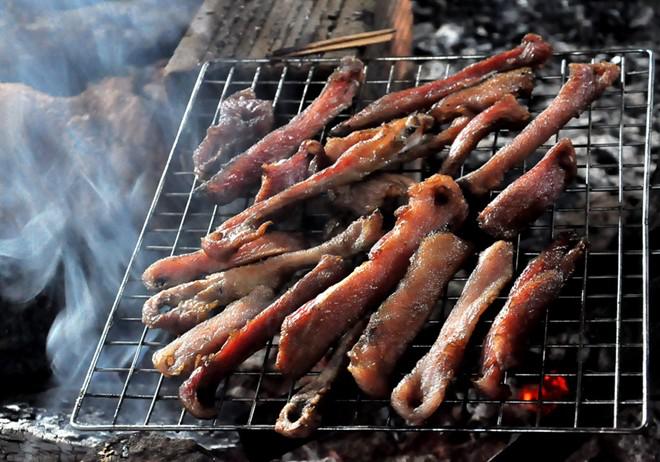 Thịt hun khói ăn đến đâu sẽ nướng đến đó ngay trên than hồng.