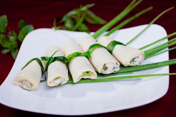 Vỏ nem của món ăn độc đáo này chính là măng vầu đắng. Ảnh: loca.