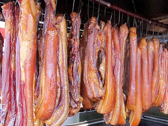 Thịt lợn muối có thịt giòn, rắn chắc. Ảnh: dulichvietnam.
