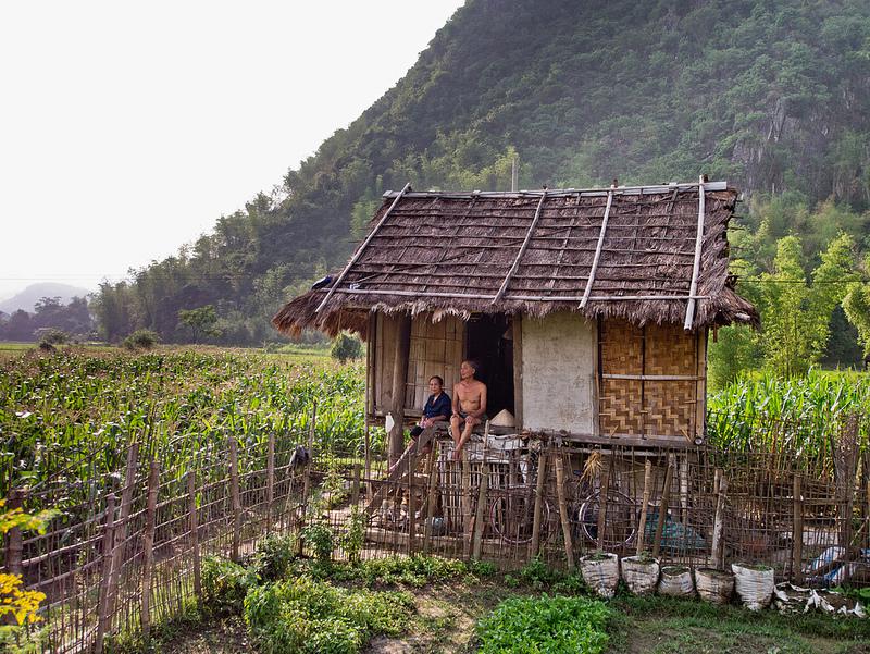 Một ngôi nhà sàn đơn sơ ở Mai Châu. Ảnh: Neil Simmons/flickr.com
