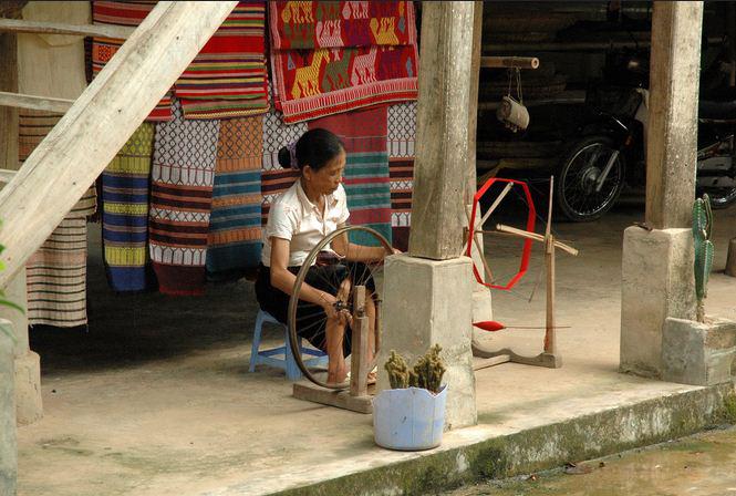 Người dân địa phương đang dệt vải dưới nhà sàn. Ảnh: Steve Johnson/ flickr.com