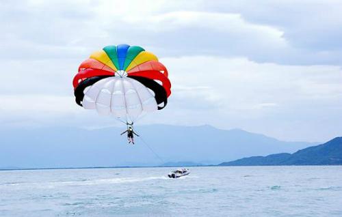 Thử thách với trò dù bay trên biển