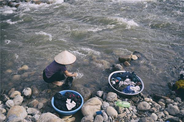Trên địa bàn huyện không có sông lớn mà chỉ có hàng chục khe suối với tổng chiều dài khoảng 360 km, đều bắt nguồn từ dãy Hoàng Liên Sơn. Những con suối này là nơi đồng bào dân tộc Thái (là dân tộc thiểu số đông thứ hai) giặt giũ, tắm rửa.