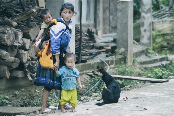 Thi thoảng vẫn xuất hiện những bà mẹ trẻ còn mặc đồng phục học sinh phải nuôi con. Người Mông thường quan niệm con gái đi lấy chồng thì “lúc sống là người của họ nhà chồng, lúc chết cũng là ma họ nhà chồng”. Quan niệm lạc hậu này là một trong những nguyên nhân chính của tảo hôn và hôn nhân cận huyết, để lại những hậu quả khôn lường, ảnh hưởng đến chất lượng giống nòi.