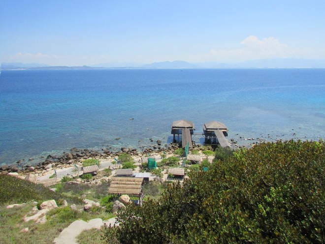 Hòn Nội là một đảo yến thuộc thành phố Nha Trang, Khánh Hòa. Để tới đây, du khách phải mất hơn một giờ đi tàu từ cảng Cầu Đá. Quãng đường dài khoảng 25 km (chừng 13 hải lý).