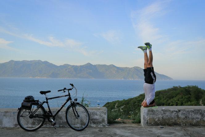 Người dân Nha Trang tập yoga bên đường mới - Ảnh: Tiến Thành