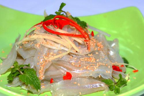 Gỏi cá mai là đặc sản biển được du khách yêu thích. Ảnh: Nguyễn Bình