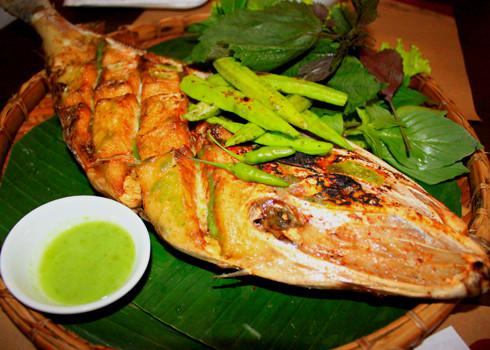 Tùy khẩu vị, đồ chấm của cá bò da nướng khác nhau. Ảnh: haisandaidung