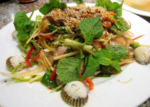 Gỏi sò huyết với hương vị của hành tây, rau thơm rất đưa đẩy vị giác. Ảnh: monngonmoingay