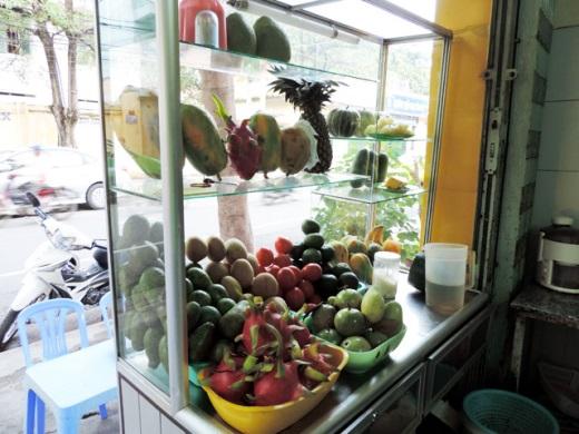 Ngoài chè, các hàng chè trái cây còn có kem flan, yaourt, sinh tố, xu xoa hạt đác...