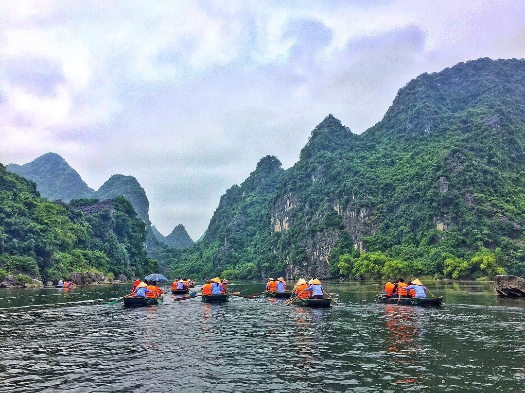Ngồi thuyền thăm danh thắng Tràng An. Ảnh: jesslyntsy