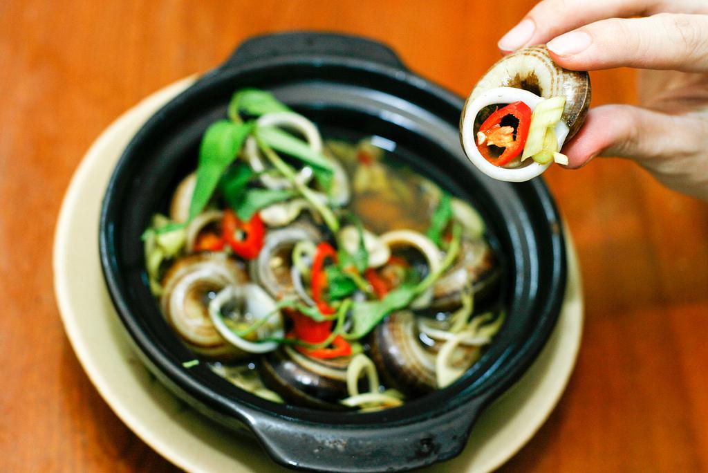 Ốc núi là một đặc sản nổi tiếng tại Ninh Bình vì có vị ngọt tự nhiên, đậm đà do ốc ăn lá cây cỏ và một số loại thuốc quý. Ảnh: dulichninhbinh247.blogspot