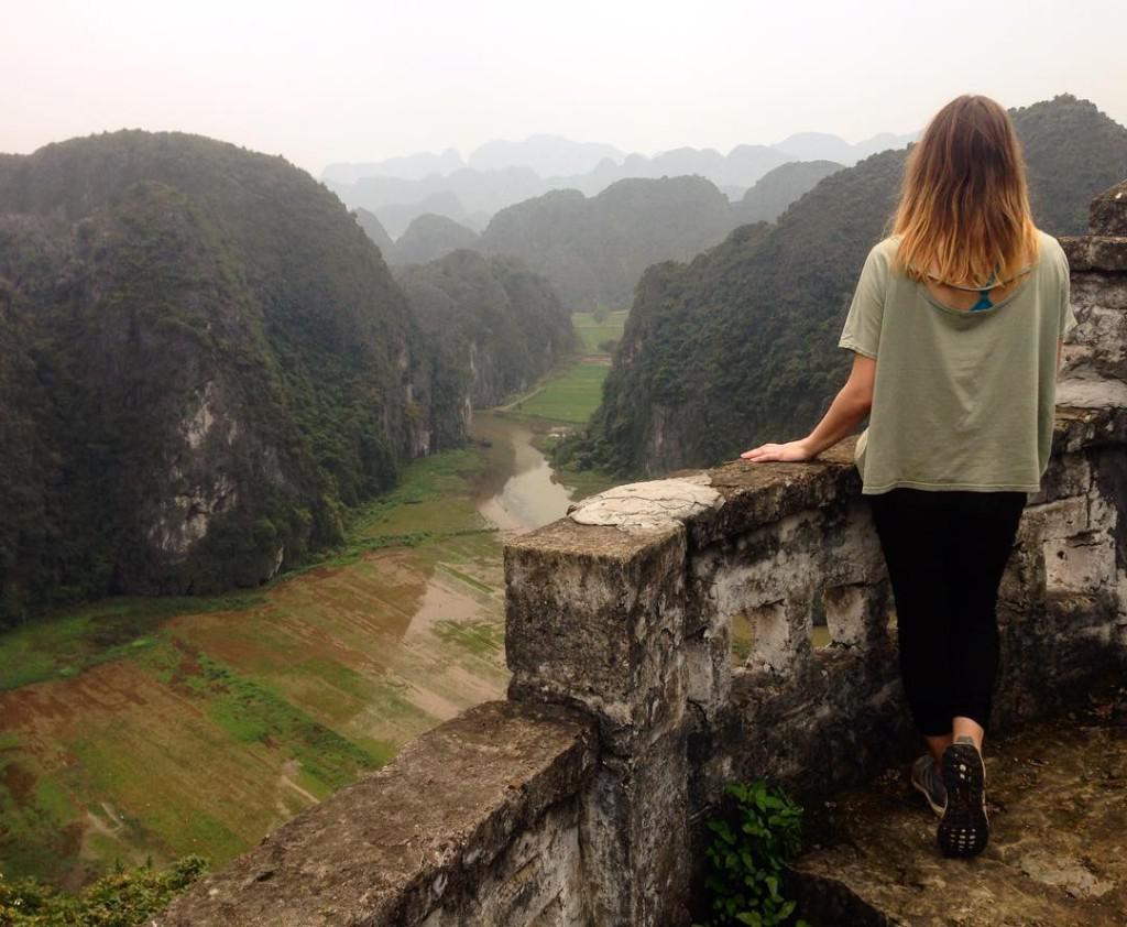 Khung cảnh tuyệt đẹp nhìn từ một ngôi chùa trên núi ở Tam Cốc. Ảnh: jade_house/instagram