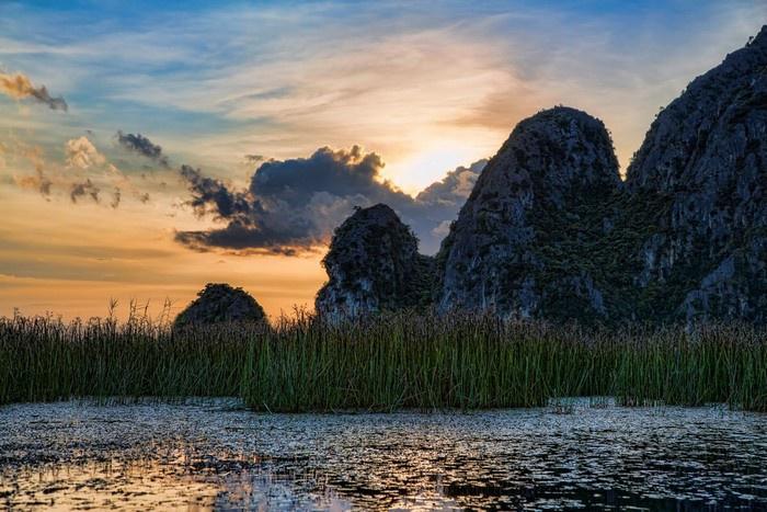 Những dãy núi sừng sững giữa vùng cỏ lác um tùm ở Vân Long. Ảnh: Chuck Kuhn