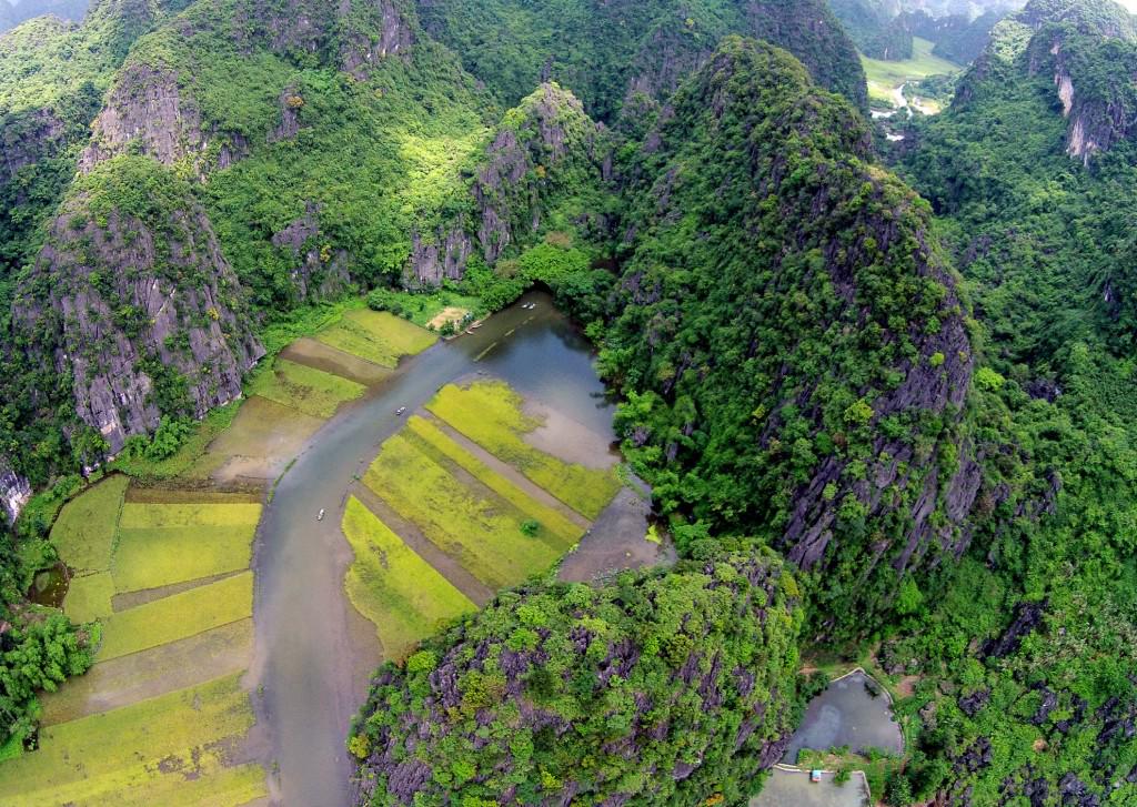 Những vách núi đá trùng điệp tại Tràng An. Ảnh: Skyscrapercity.com