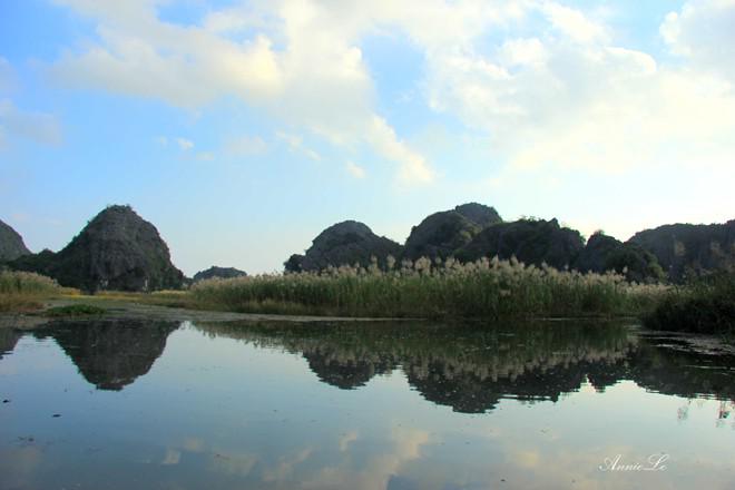 Mặt đầm lúc nào cũng phẳng lặng, như một tấm gương soi khổng lồ.