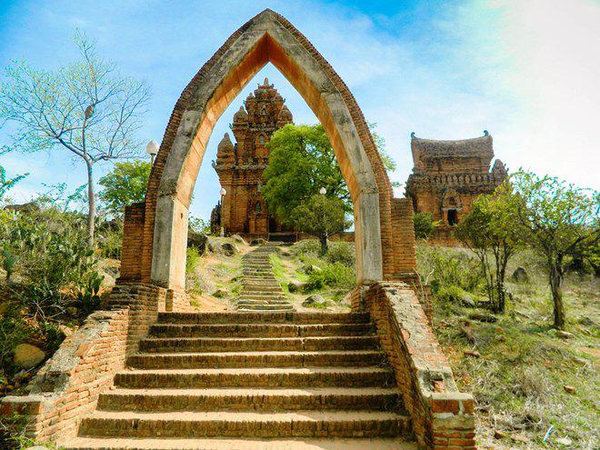 Tháp Po Klong Garai nằm trên ngọn đồi Trầu, phường Đô Vinh, thành phố Phan Rang – Tháp Chàm. Ảnh: Bảo Nghi