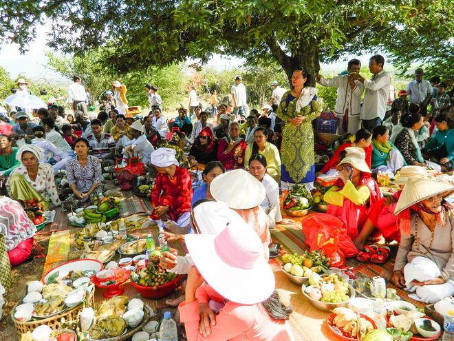 Đồng bào Chăm dâng lễ tạ ơn trời đất và thần linh. Ảnh: Văn Trãi