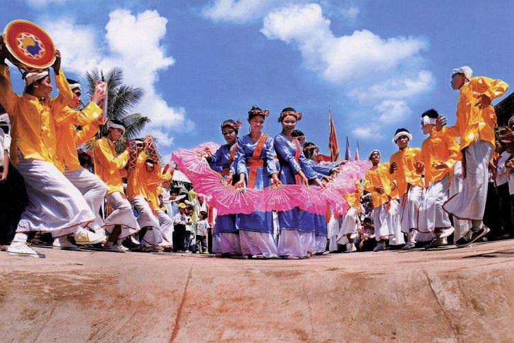 Xen những điệu múa quạt, các câu hát dân ca sẽ làm say đắm bất cứ ai đến lễ hội truyền thống độc đáo này. Ảnh: Luxurydaily
