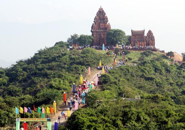 Đông đảo người dân địa phương và khách du lịch tham dự lễ hội. Ảnh: Mai Phương