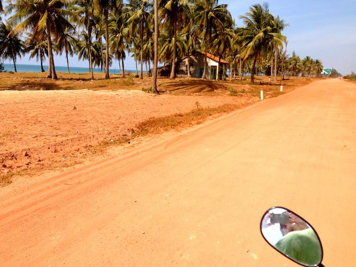 Cách tốt nhất để khám phá Phú Quốc là vi vu trên một chiếc xe máy. Ảnh: So Many Places