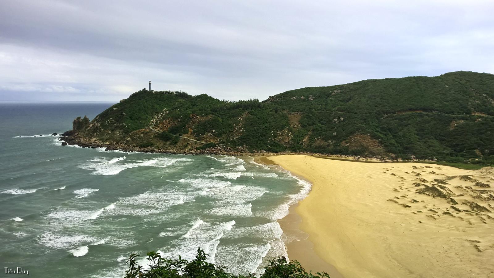 Hải đăng Đại Lãnh, bãi Môn. Ảnh: Tiểu Duy