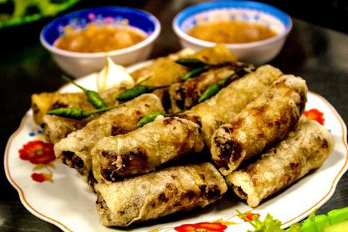 Du khách có thể ăn chả dông kèm với ớt xanh, tỏi và các loại rau sống. Ảnh: Minh Đức
