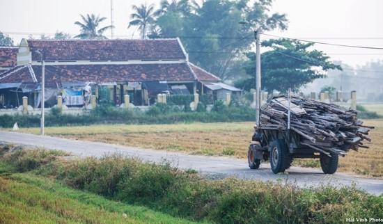 Chợ quê họp trong khu nhà lợp ngói đỏ rêu phong.