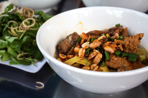 Tuy không phải món ăn đặc trưng nhất của Phú Yên, mì Quảng ở đây mang hương vị độc đáo so với những nơi khác. Ảnh: Minh Đức