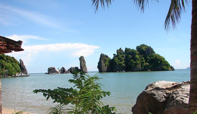Hòn Phụ Tử nhìn từ xa xa. Ảnh: ST